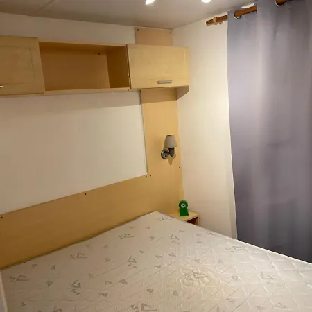 Les Pins Maritimes Ιέρ